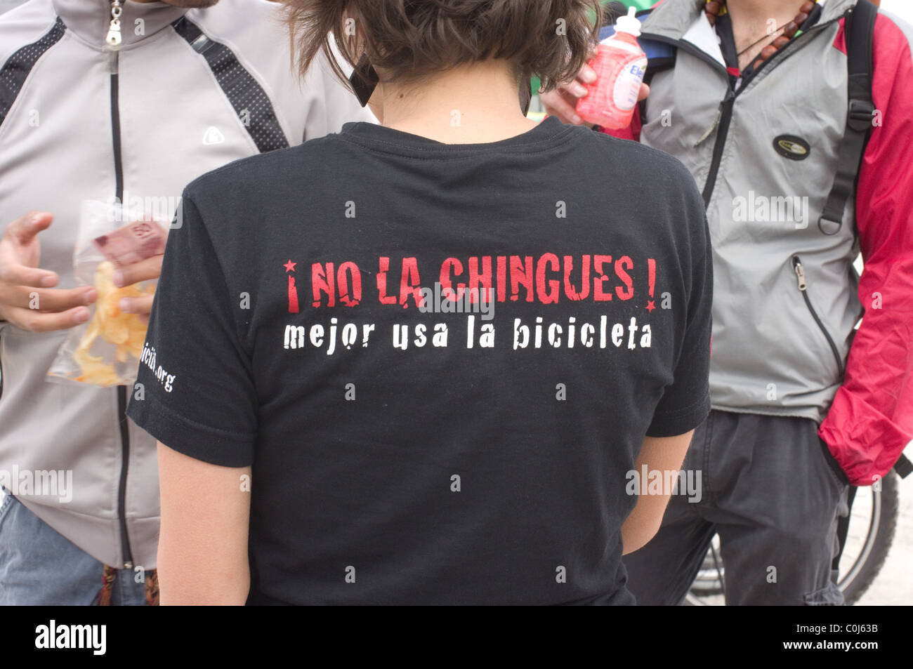 T-shirt avec un message en espagnol qui lit quelque chose comme ceci : "Ne  vis up ! Utiliser le vélo Photo Stock - Alamy