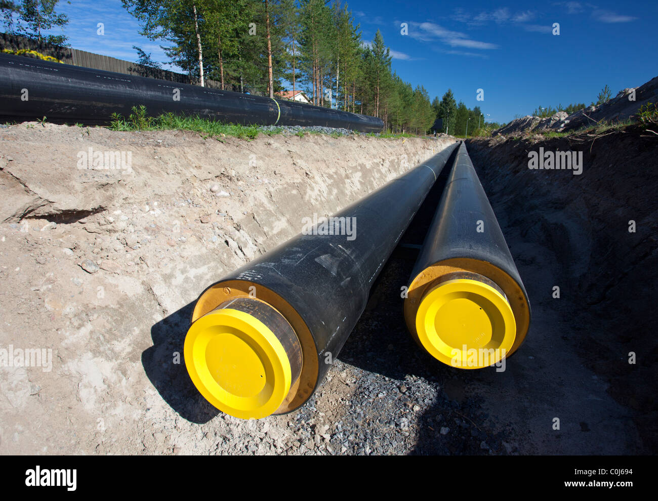 Chauffage urbain souterrain en construction de pipelines.Certains des tuyaux déjà creusé dans le sol , Finlande Banque D'Images