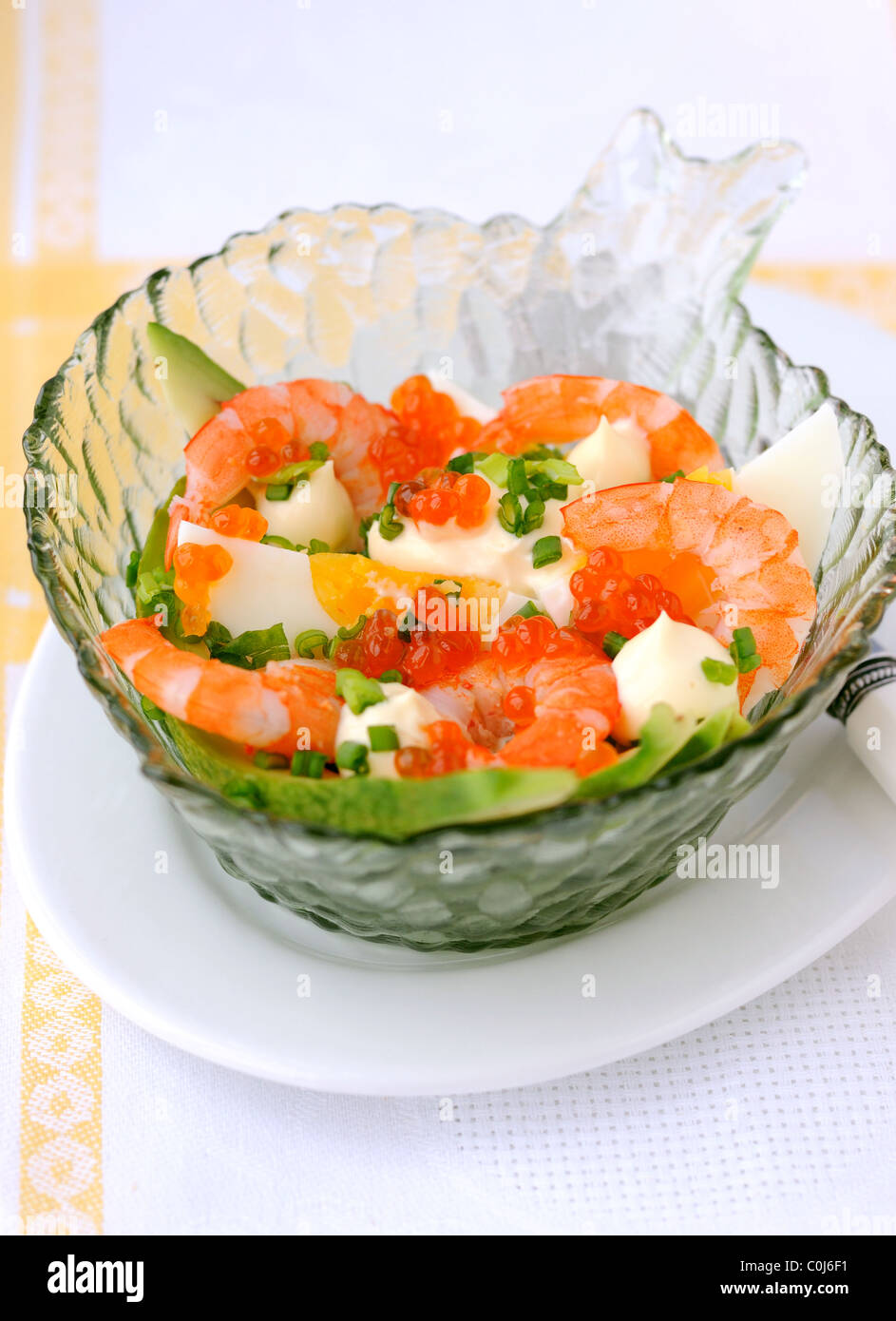 Salade de crevettes (crevettes, avocat, caviar, œufs) Banque D'Images