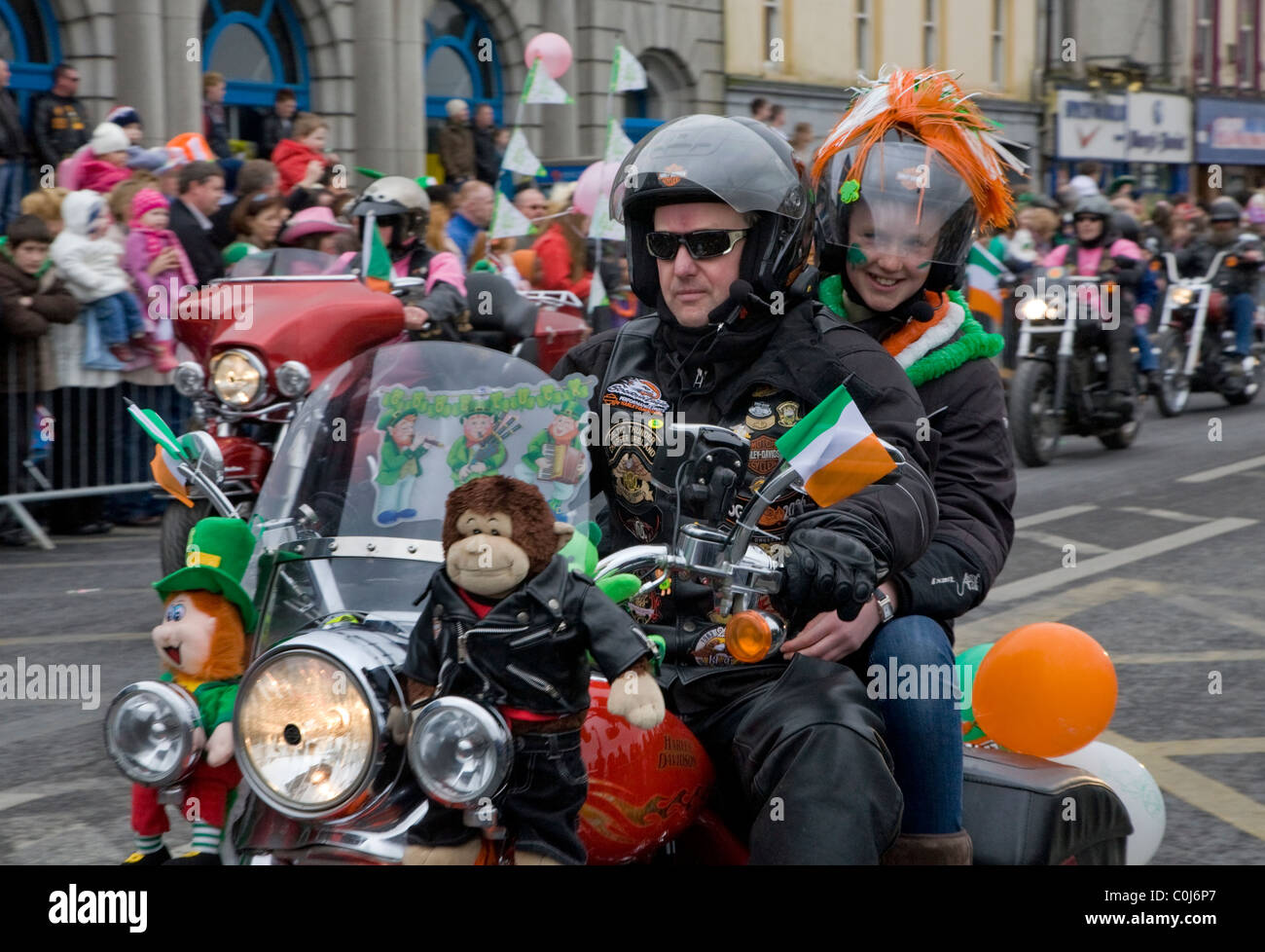 Cycliste avec moteur dans les regalia Saint Patrick's Day Parade sur les quais, la ville de Waterford, Irlande Banque D'Images