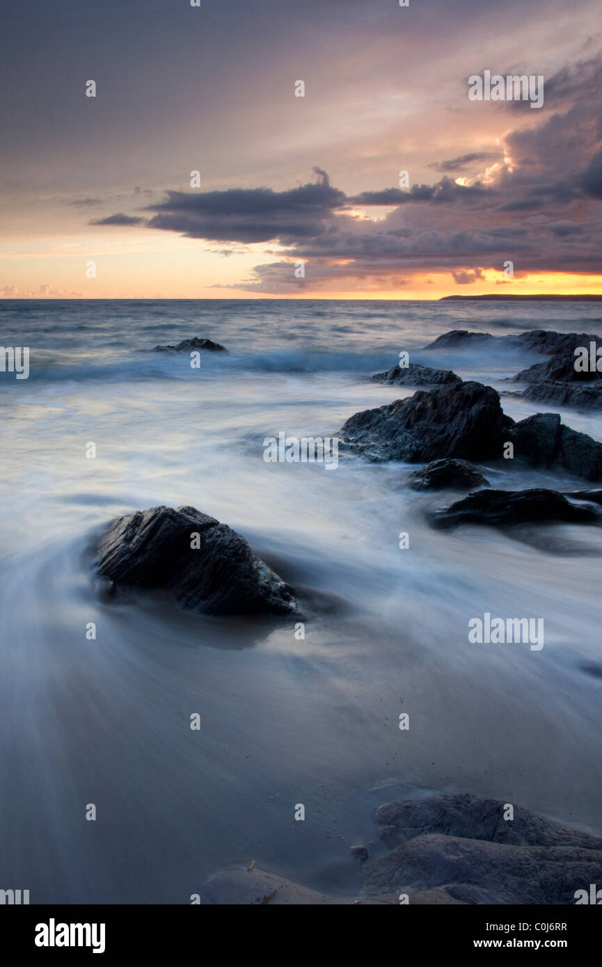 Whitsand Bay sur Twilight, South East Cornwall, Angleterre Banque D'Images