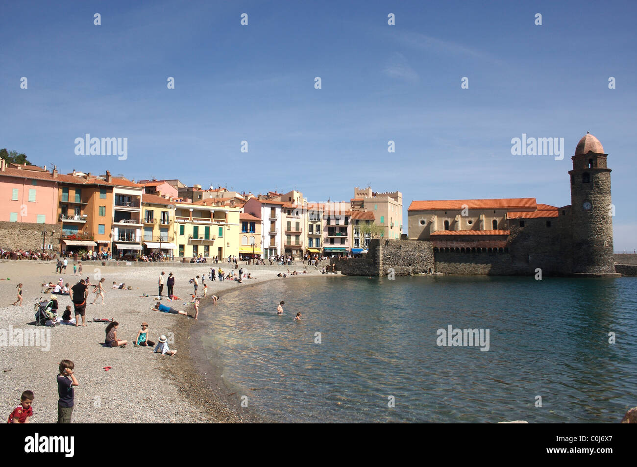 Plage et Notre-Dame-des-Anges à Collioure, France Banque D'Images