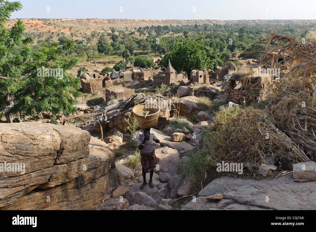 Village d'Amani vu de dessus. Gondo lisse sur l'arrière-plan. Pays Dogon, au Mali Banque D'Images