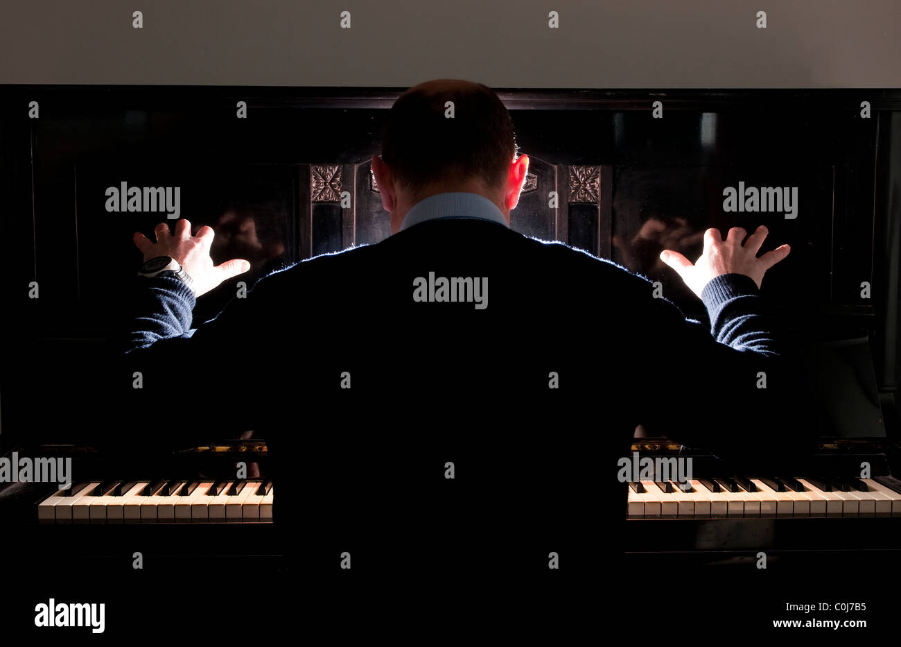 Un musicien joue du piano Banque D'Images