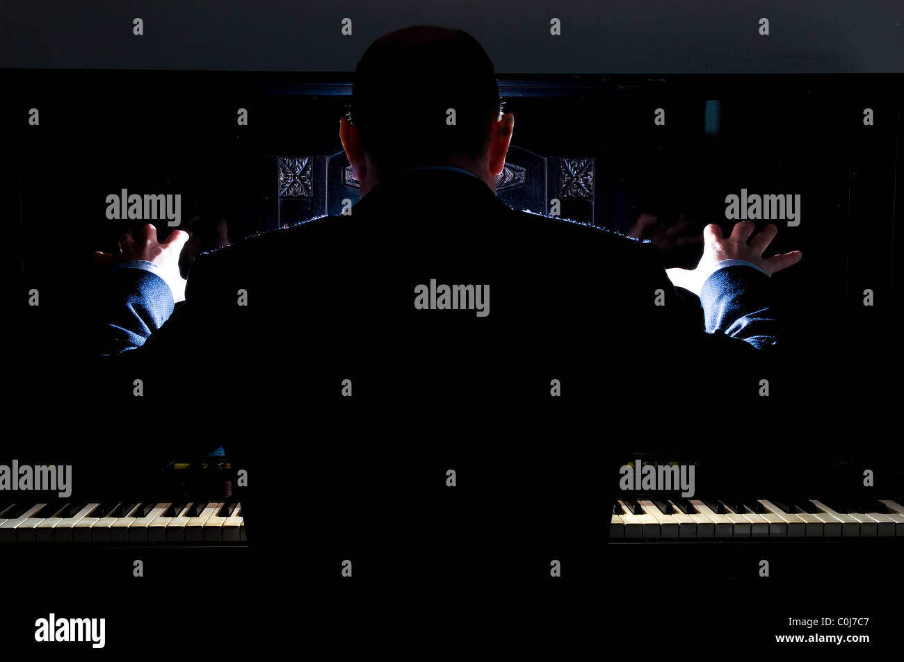 Un musicien joue du piano Banque D'Images