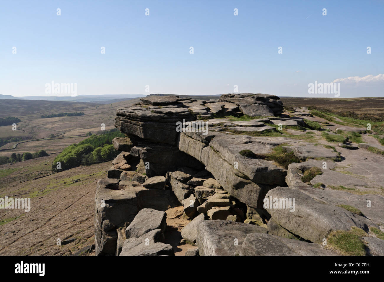 Escarpement rocheux de Stanage Edge dans le parc national de Peak District Derbyshire Angleterre, paysage Hilly Pennine Hills campagne britannique Banque D'Images