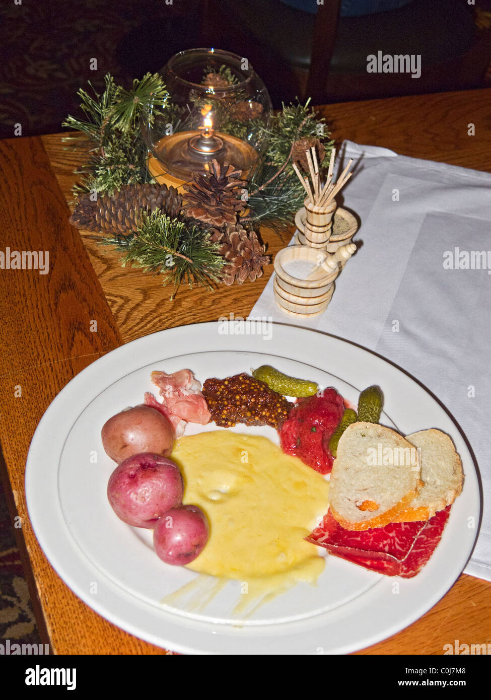 Assiette de fromage à raclette et des légumes au dîner au coin du feu, Deer Valley, Utah. Banque D'Images