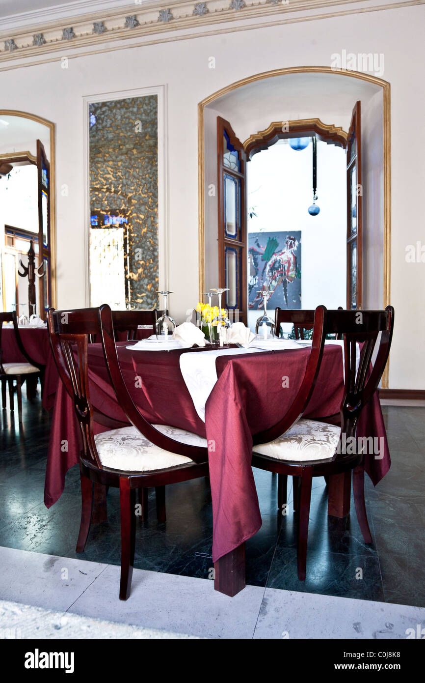 Oaxaca avec restaurant haut de gamme en marbre et boiseries fines tables dressées pour le déjeuner avec des draps verrerie & fleurs fraîches Oaxaca Banque D'Images