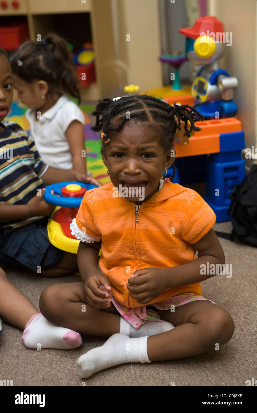 Enfant qui pleure. Brooklyn, NY L'école maternelle. Banque D'Images