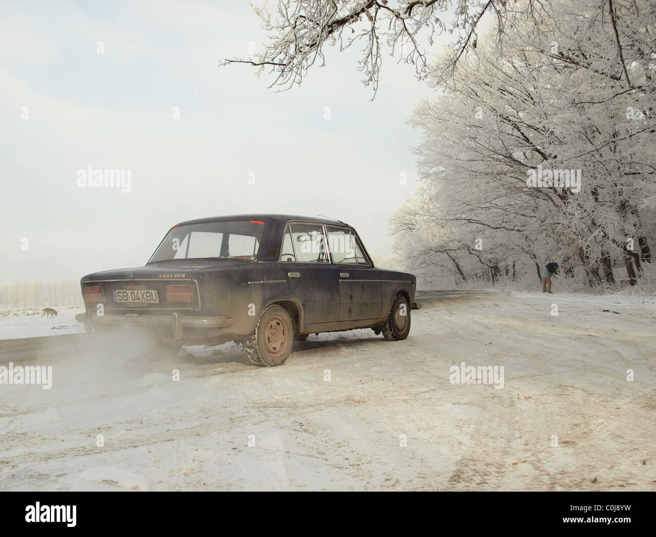 Ancien fumeur Lada 1500, d'hiver en Roumanie, le 31 décembre 2010. Banque D'Images