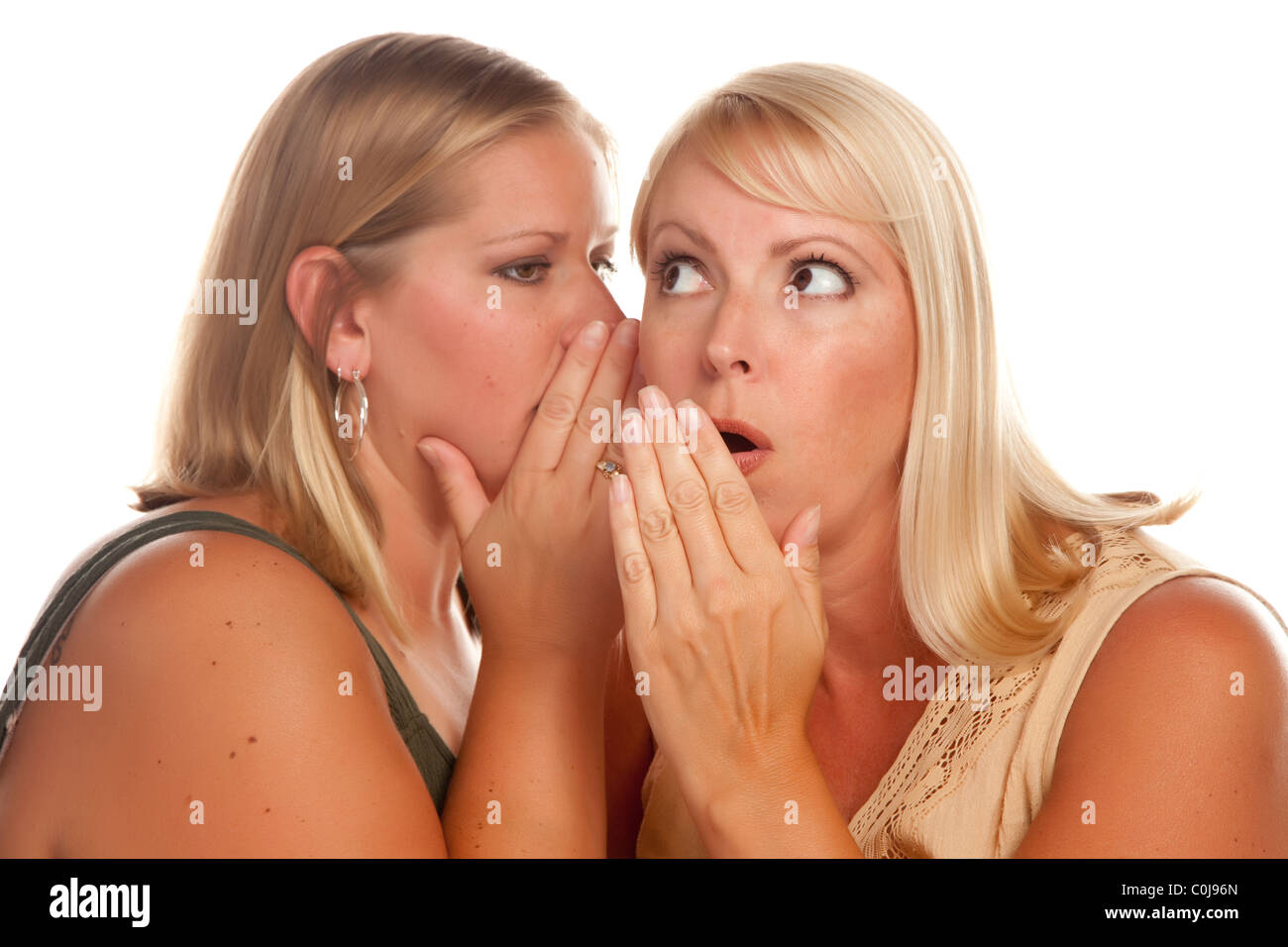 Deux Blonde Woman Whispering Secrets isolé sur un fond blanc. Banque D'Images