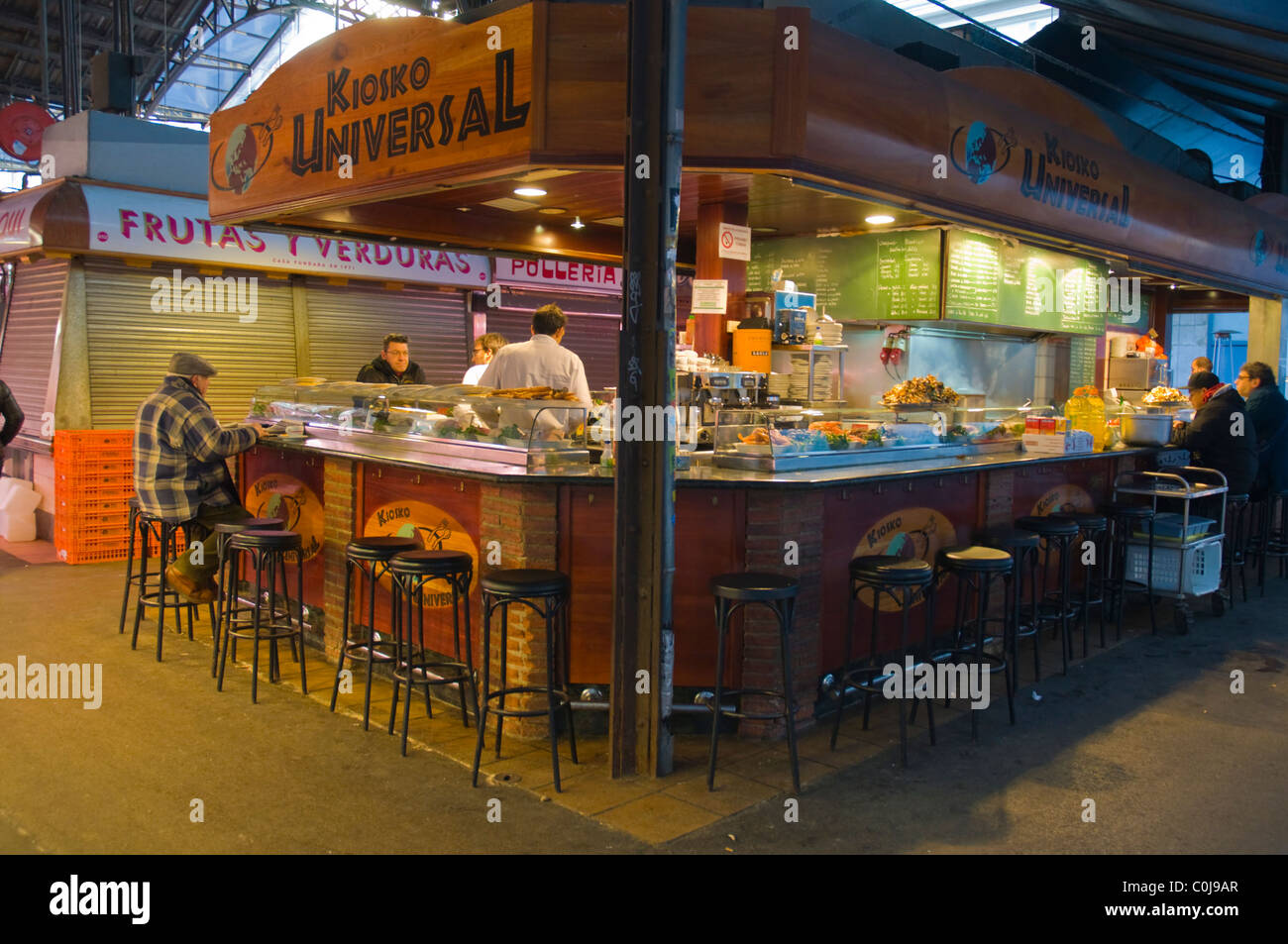 Cafe comptoir à La Boqueria market hall centre de Barcelone Catalogne Espagne Europe Banque D'Images