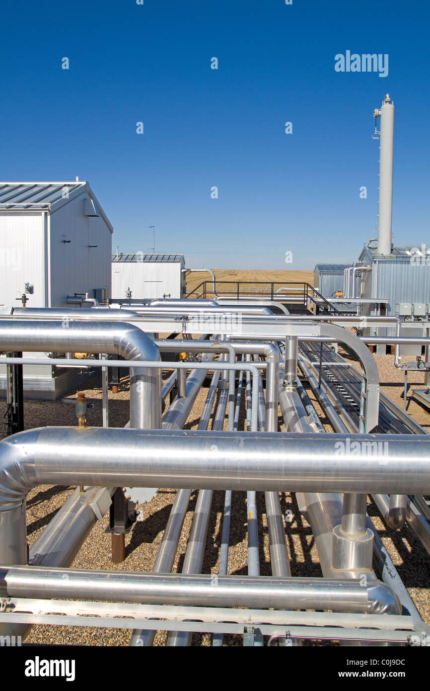 Des tuyaux et des bâtiments à un compresseur de gaz naturel en amont site industriel au sud-est de l'Alberta Canada Banque D'Images