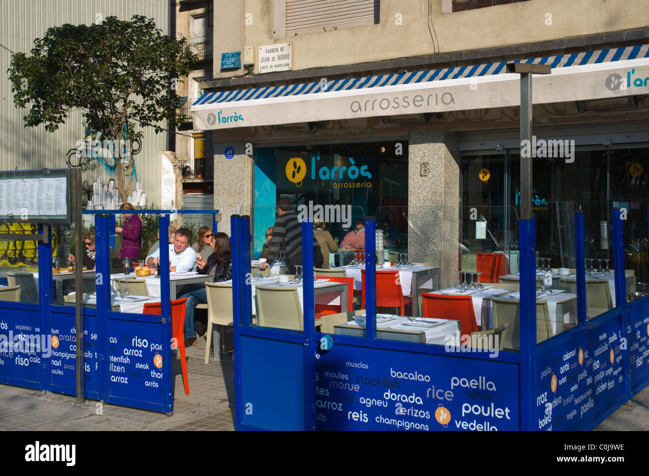 Restaurant terrasse le long du Passeig de la rue Calle Vidal i de quartier de Barceloneta Barcelona Catalunya Espagne Europe Banque D'Images