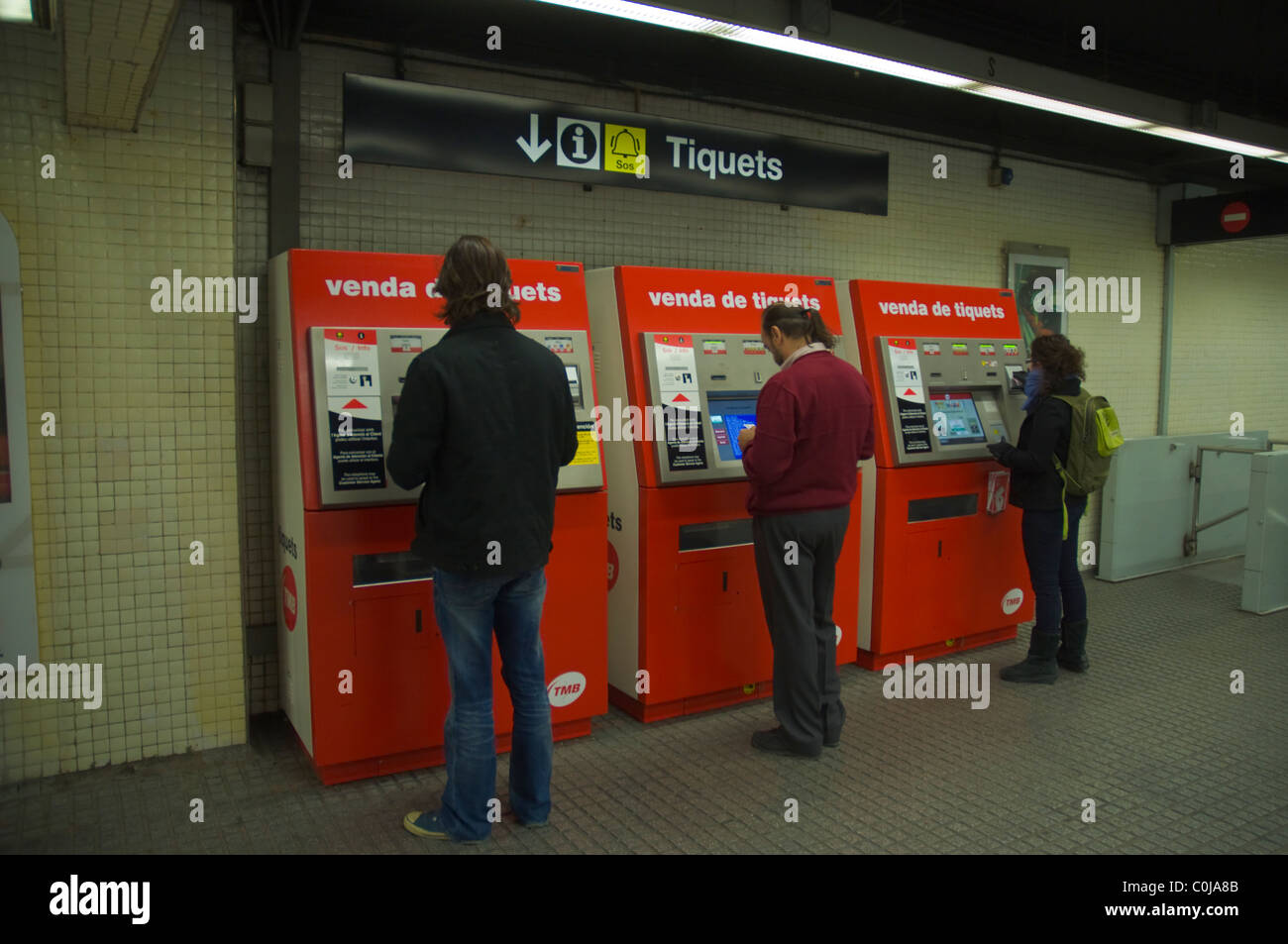 Les personnes qui achètent des billets à la station de métro Jaume I centre de Barcelone Catalogne Espagne Europe Banque D'Images