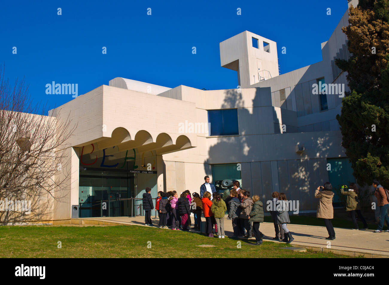 Les gens de l'extérieur Fundacio Joan Miro art gallery parc extérieur la colline de Montjuic Barcelone Catalogne Espagne Europe Banque D'Images