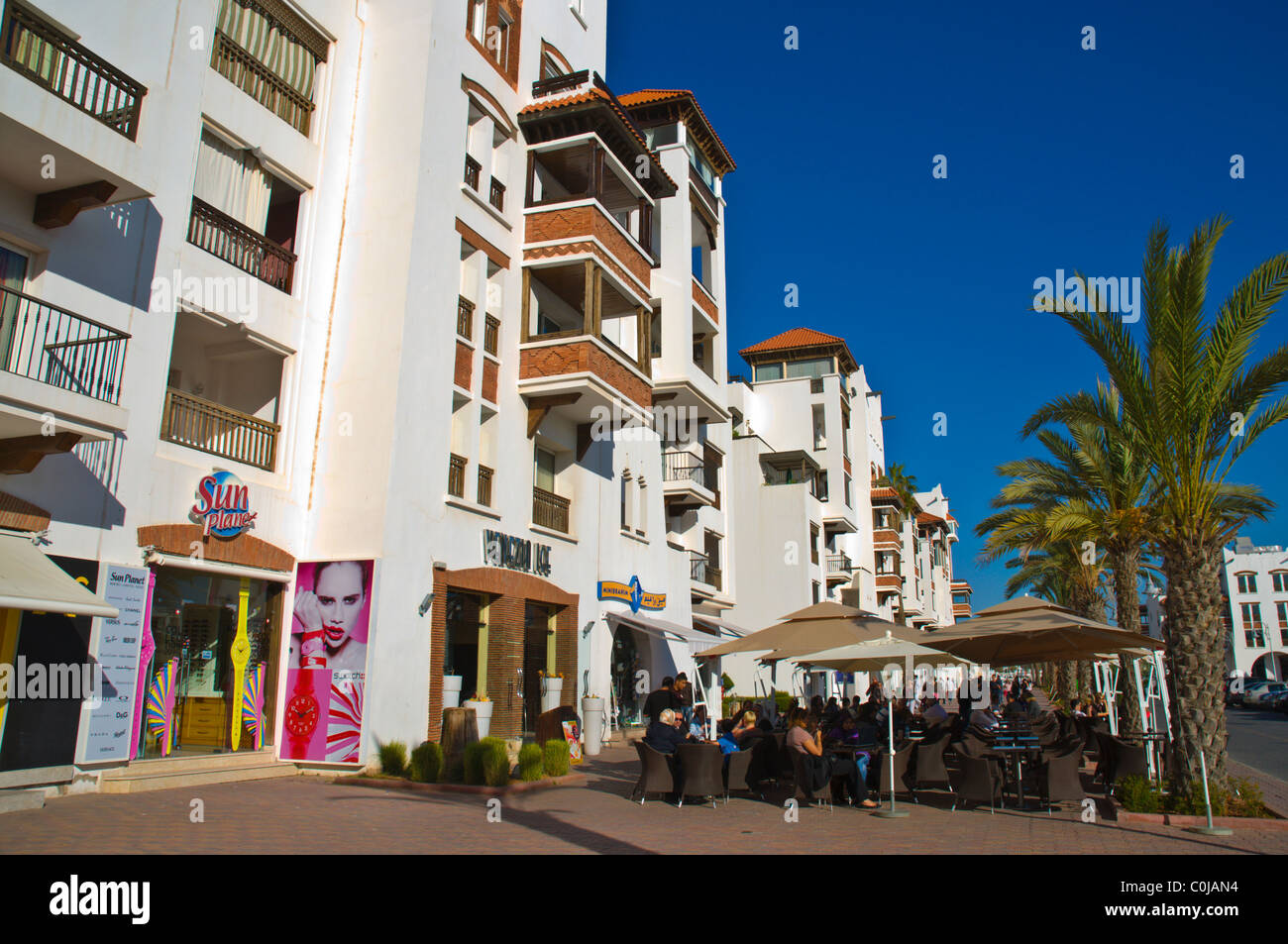Café de la rue au port de plaisance d'Agadir la région d'Afrique du sud