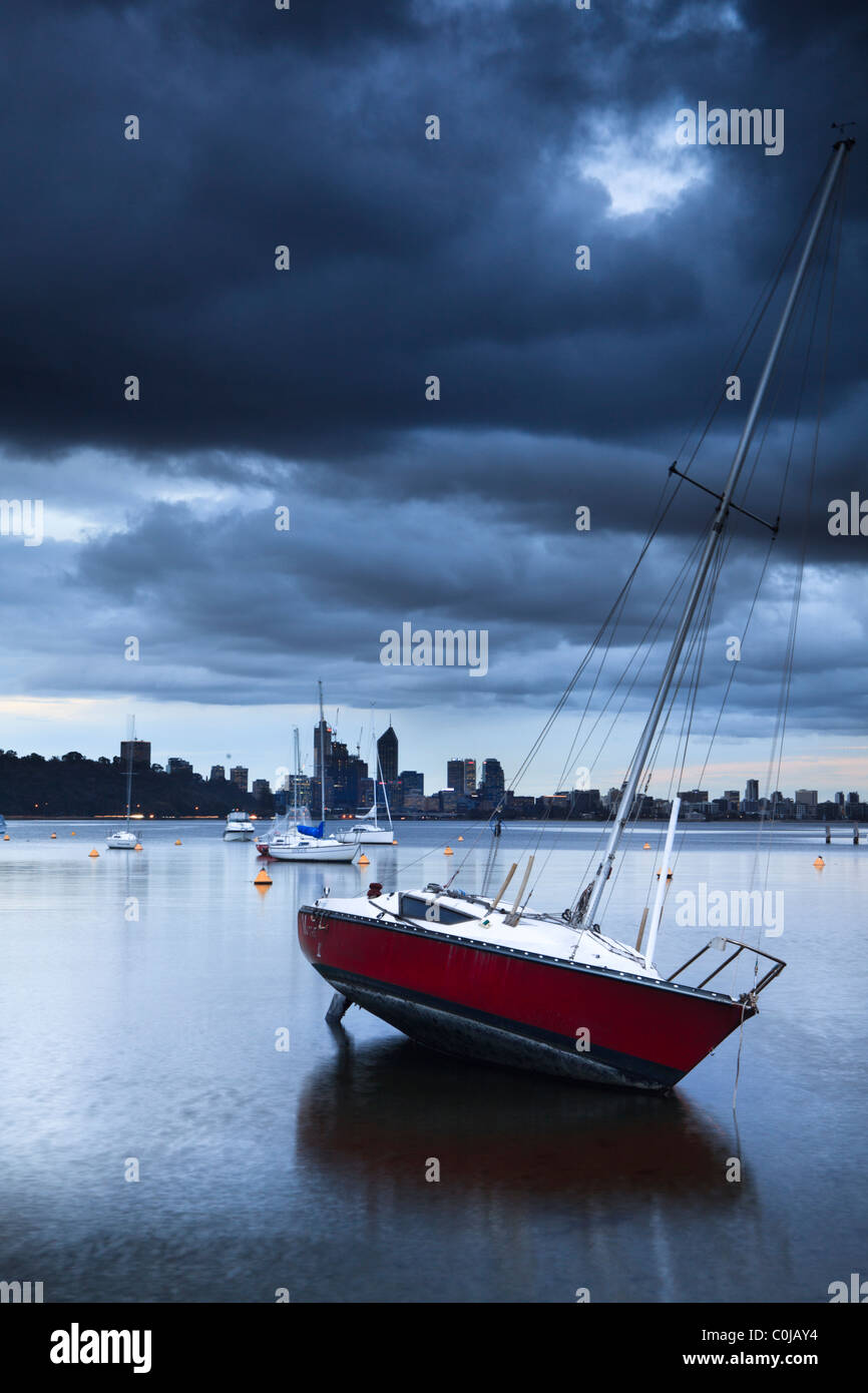 La location à Matilda Bay sur la rivière Swan comme nuages de tempête de recueillir plus de Perth, Australie occidentale Banque D'Images