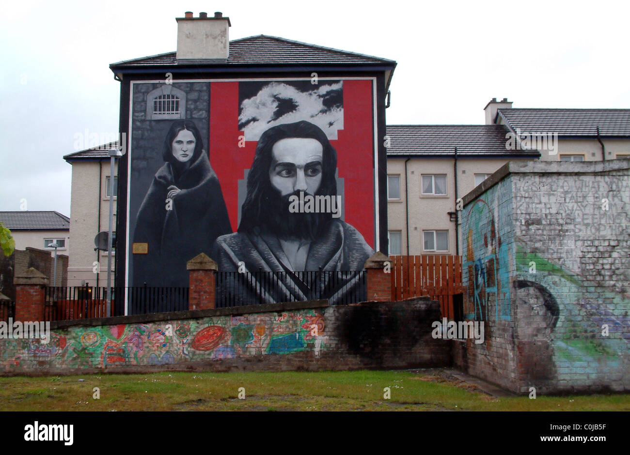 Murale dans le Bogside représentant IRA commémorant la couverture de manifestations dans les H-Block Long Kesh ou prison Maze Banque D'Images