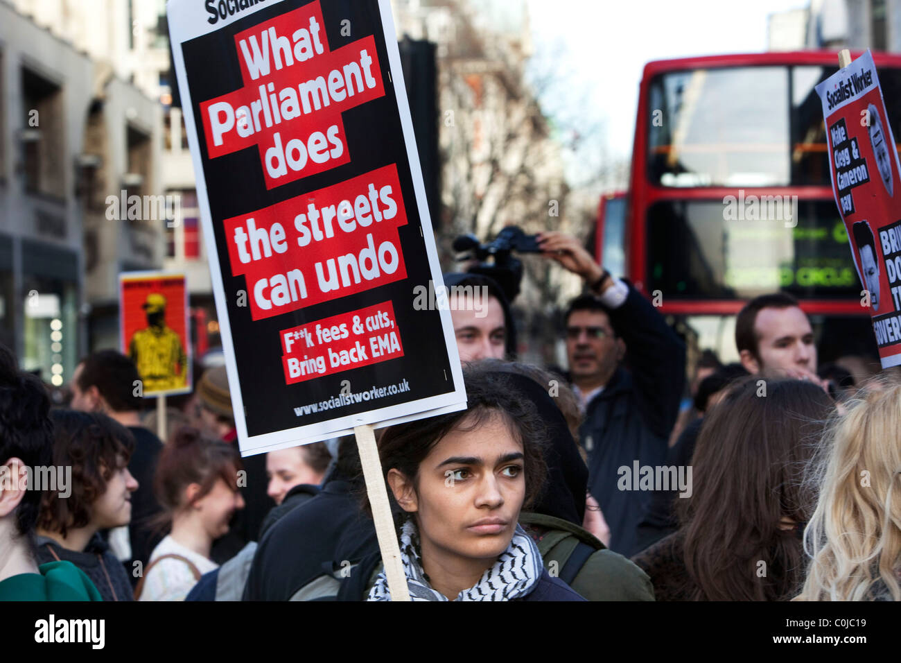 Manifestation des étudiants d'Oxford Street qui se ferme à l'arrêt des transports publics à Londres. Banque D'Images