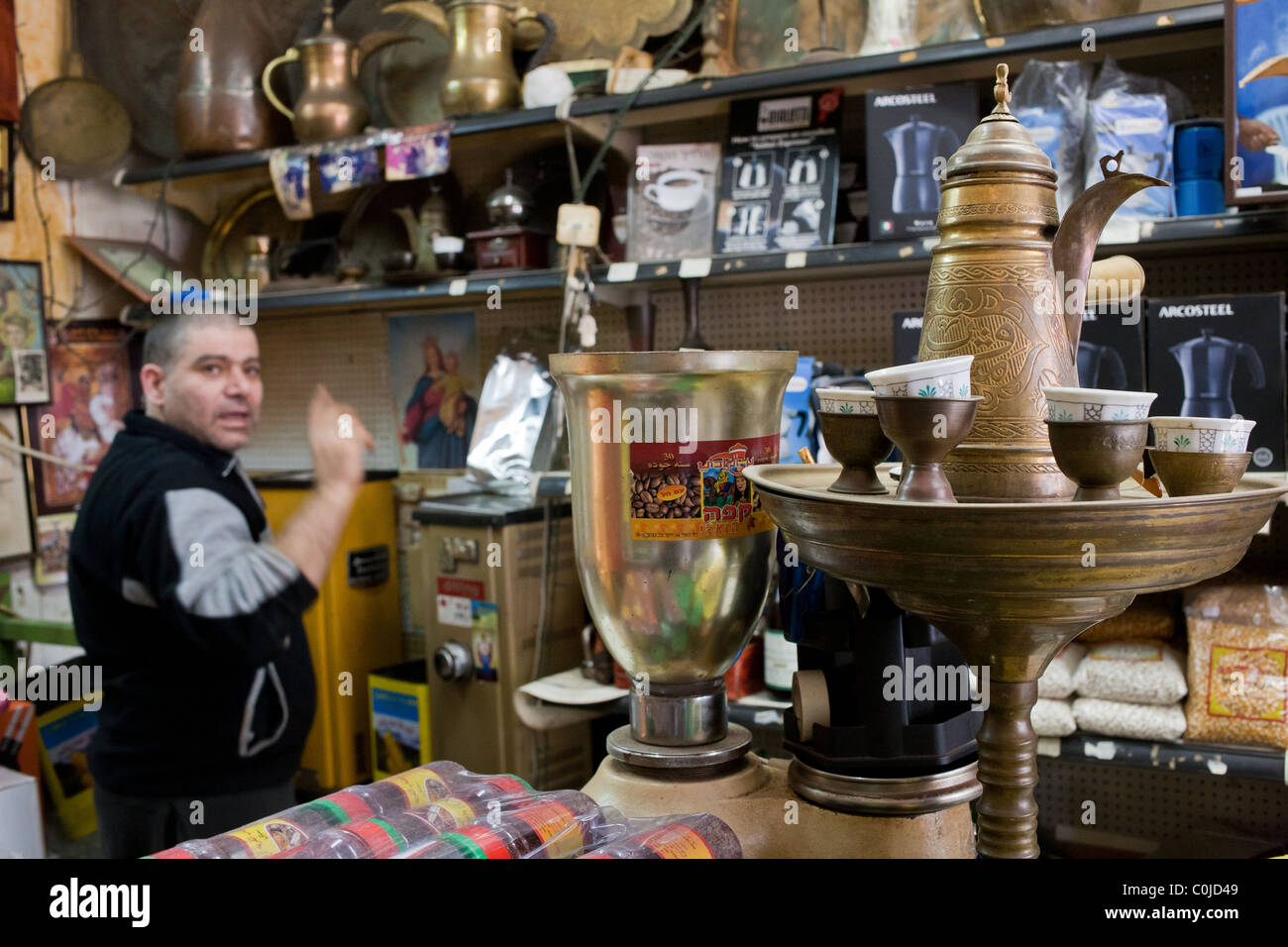 Boutique de café arabe traditionnel avec une bouilloire et tasses Banque D'Images
