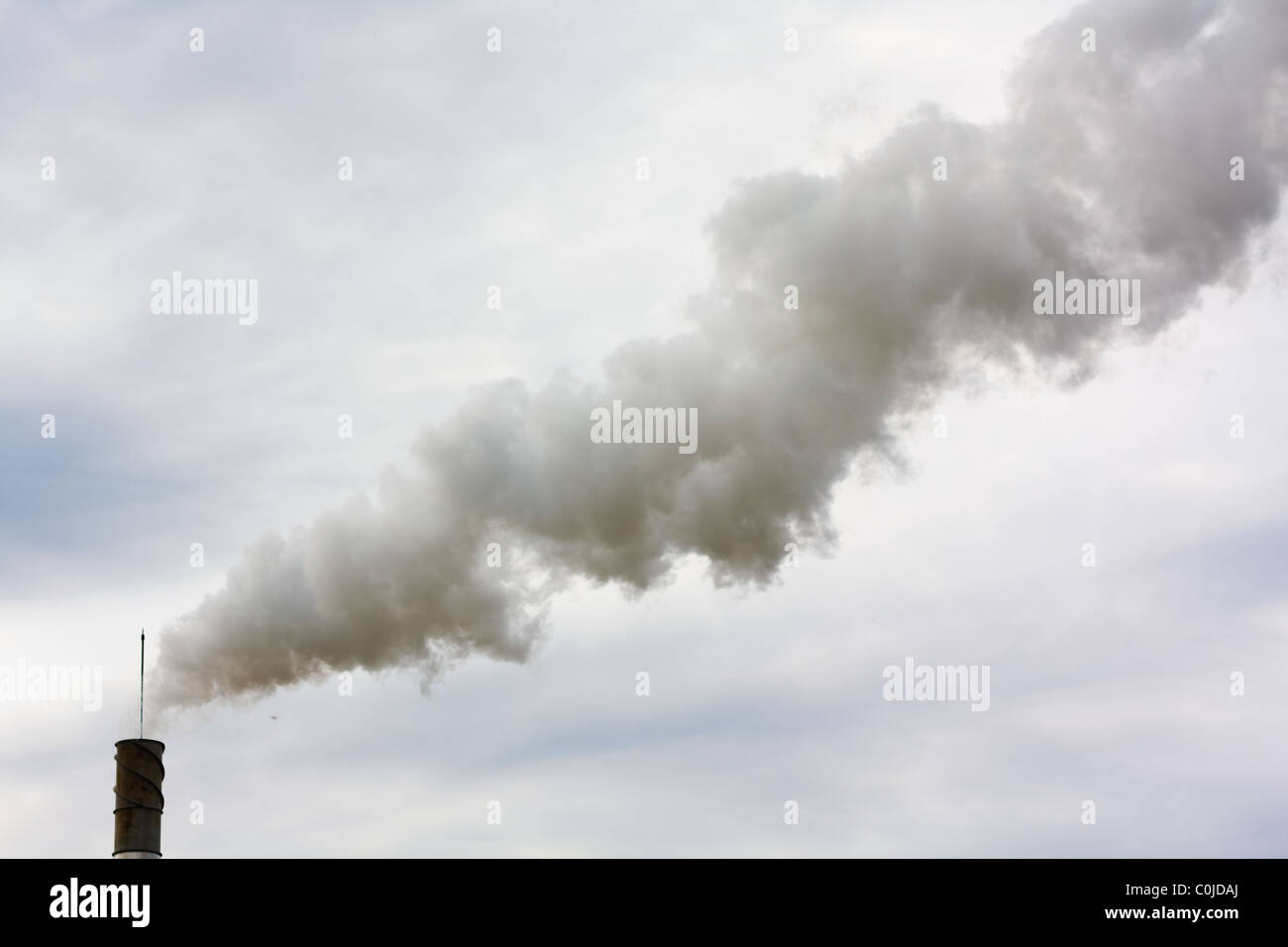 Fumée noire sur le ciel, les problèmes de l'écologie Banque D'Images