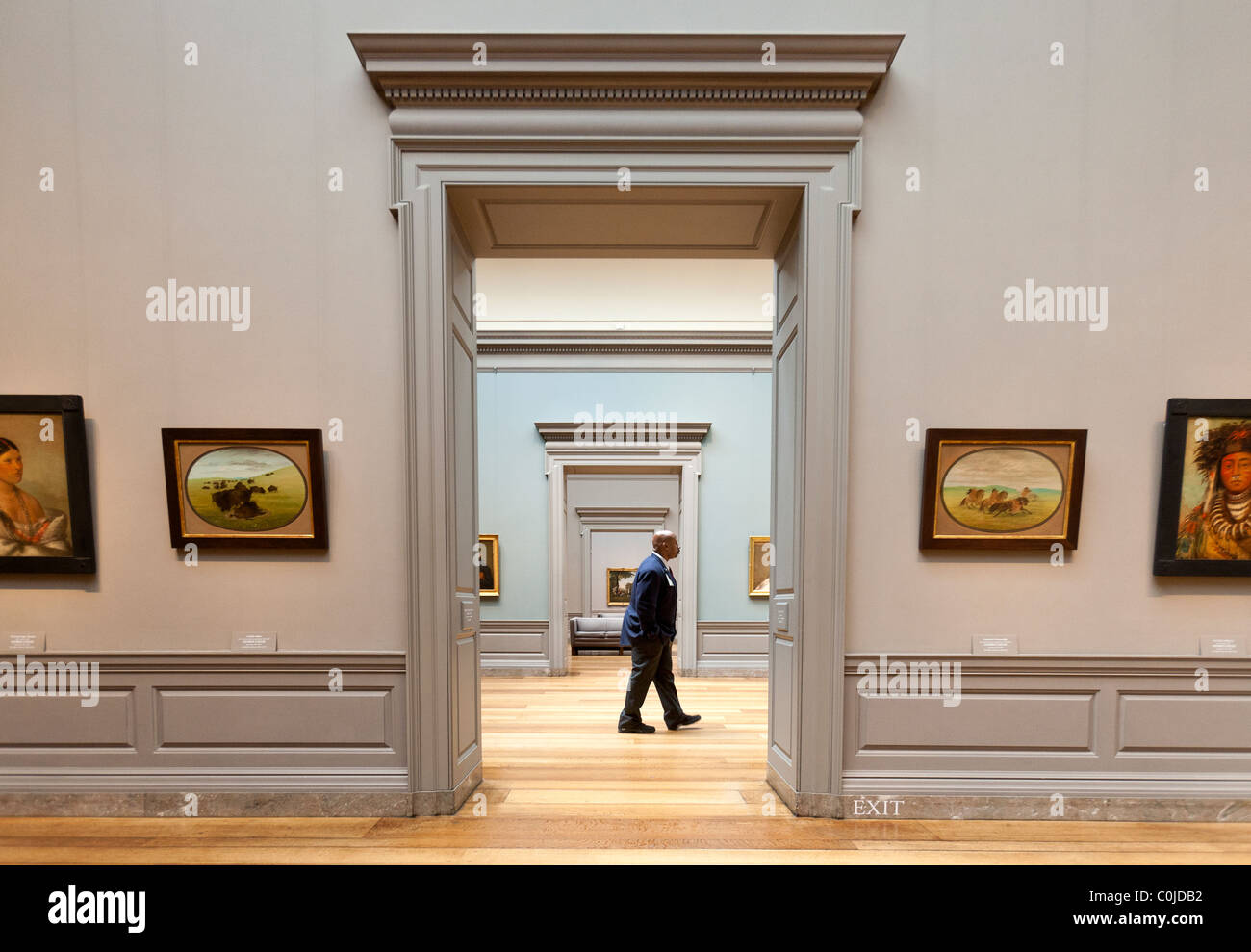 Personne à la recherche de l'art dans la galerie nationale d'Art Building à Washington, D.C. Banque D'Images