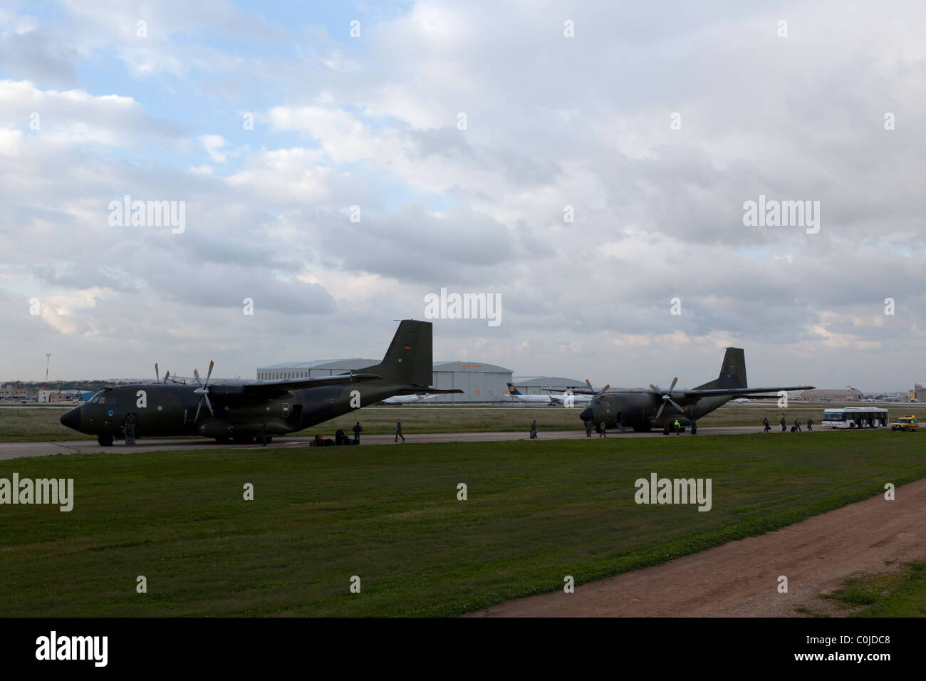 LUQA (Malte - DEC 24 - German Air Force Hercules C-130 utiliser Malte comme le moyeu et le point de transit pour les opérations d'évacuation fro Banque D'Images