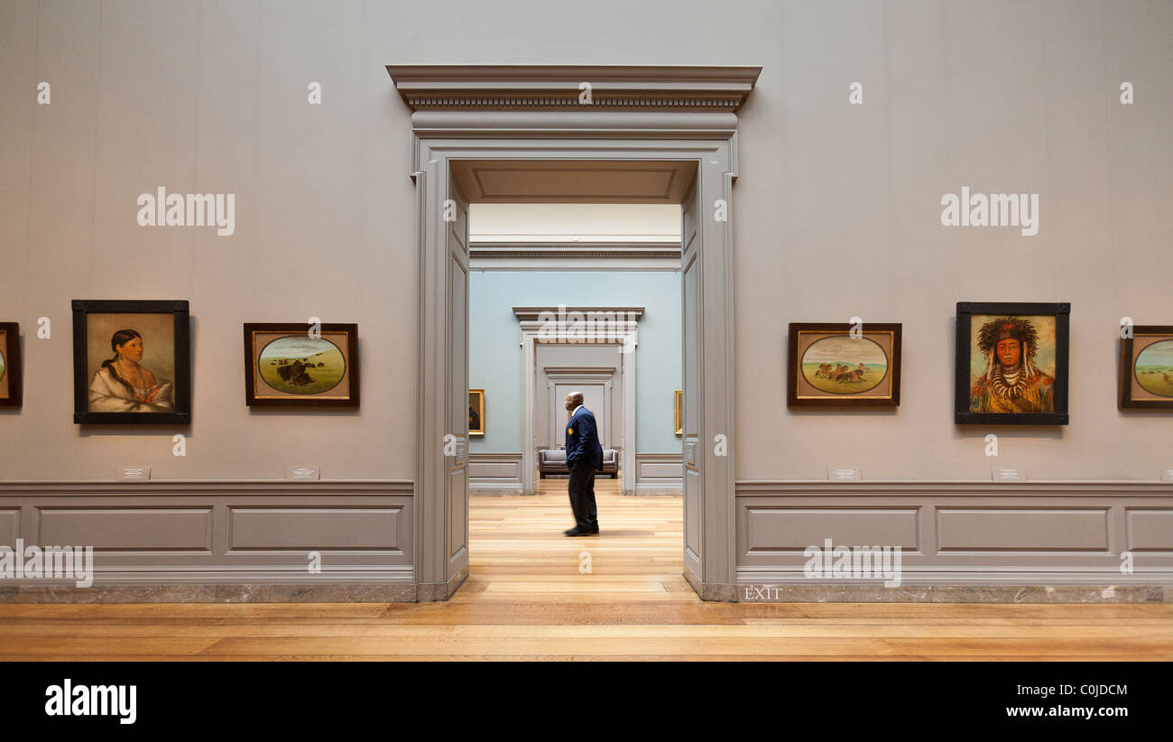 Personne à la recherche de l'art dans la galerie nationale d'Art Building à Washington, D.C. Banque D'Images