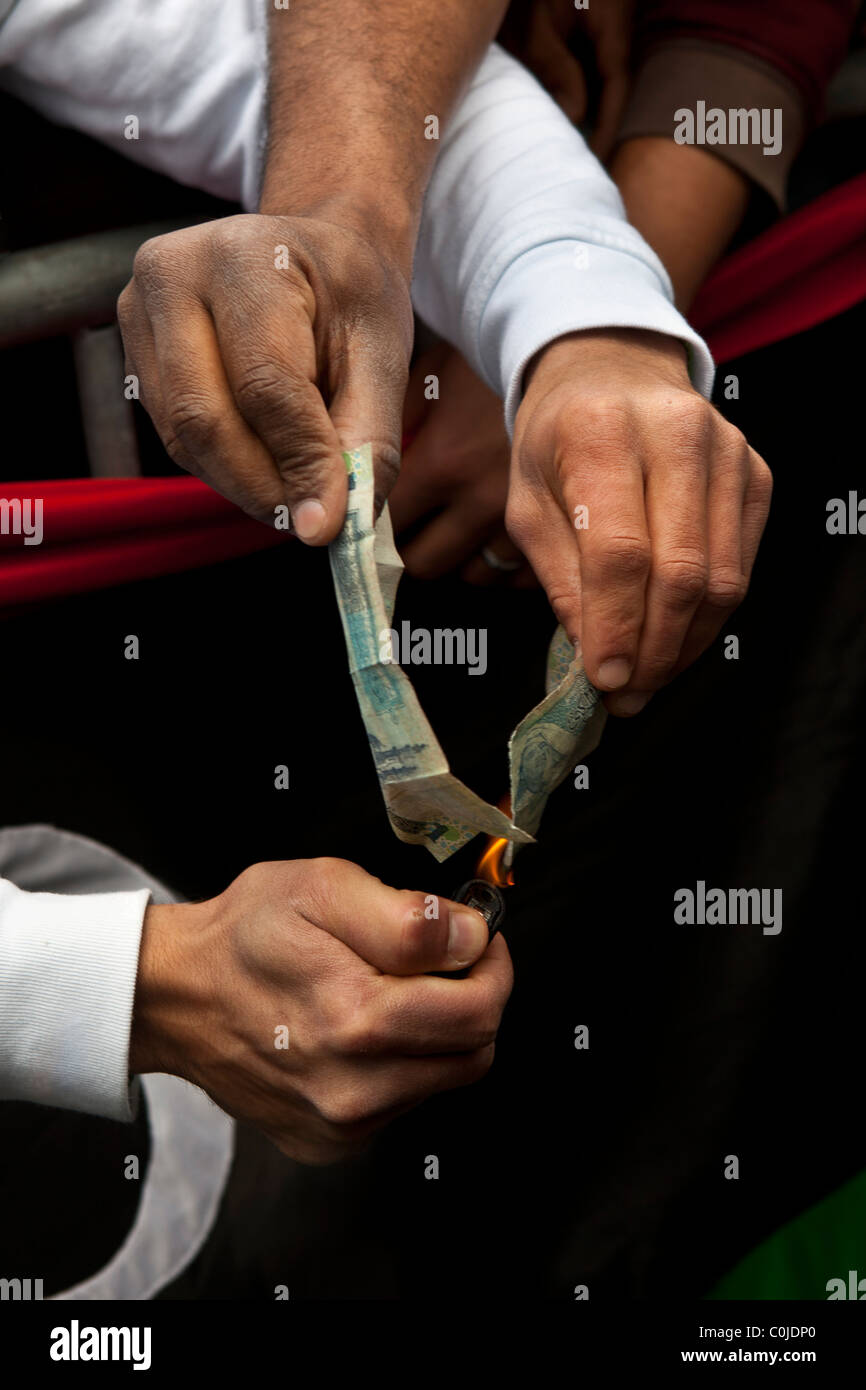 Les manifestants anti-Kadhafi Libye Libye brûler lors de manifestations billets Banque D'Images