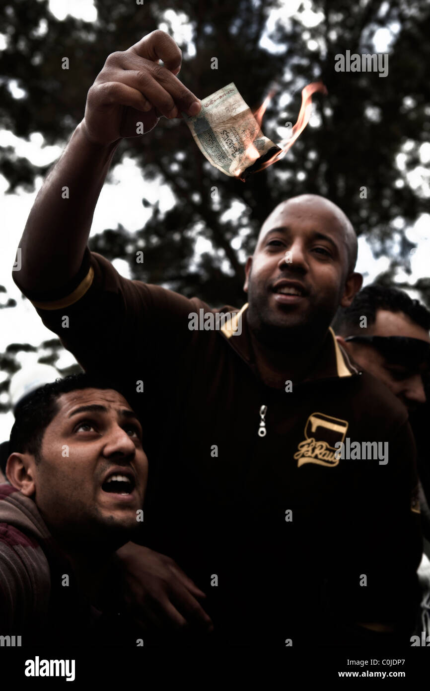 Les manifestants anti-Kadhafi Libye Libye brûler des billets en euros Banque D'Images