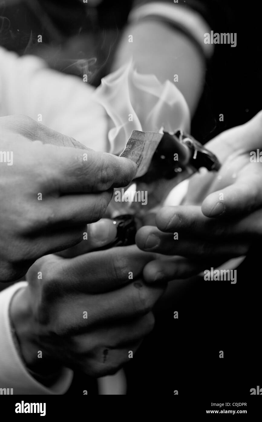 ATTARD, MALTE - DEC 22 - les manifestants anti-Kadhafi Libye Libye brûler des billets en euros Banque D'Images