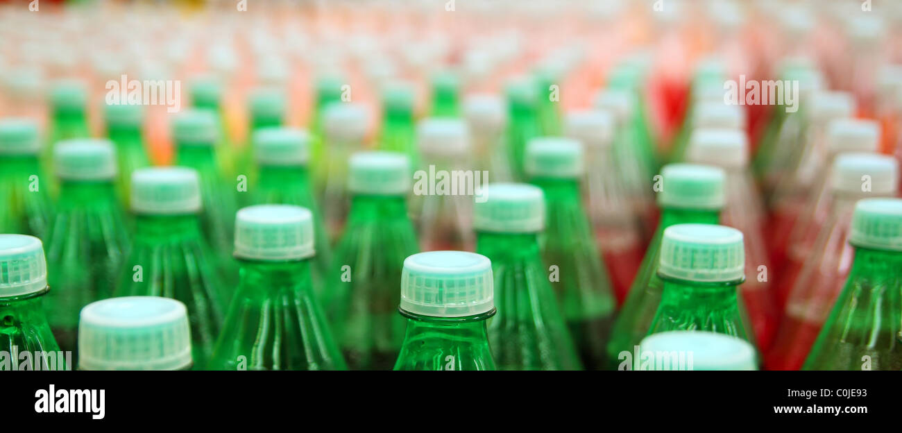 Boisson de jus colorés en ligne usine de bouteilles en plastique Banque D'Images