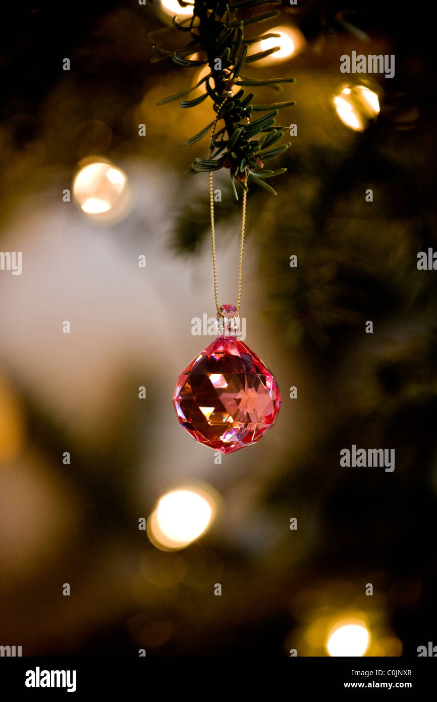 Une décoration en verre rose accroché sur un arbre de Noël Banque D'Images