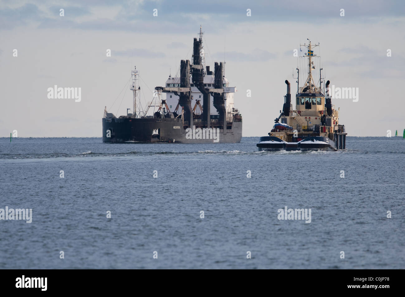 Grand navire-citerne remorqueur, réunion à l'extérieur du port Banque D'Images