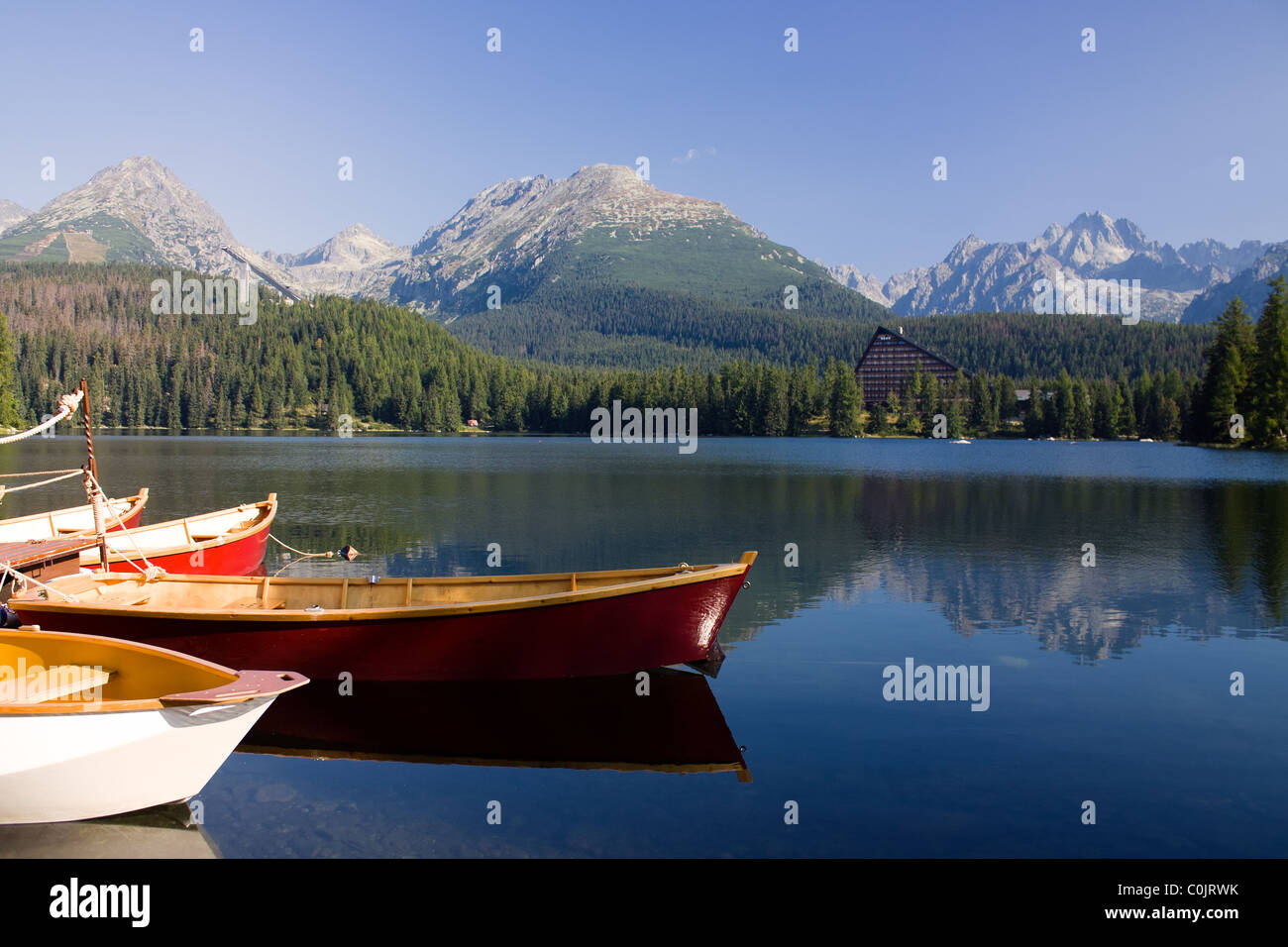 Lac de montagne avec des bateaux dans les Hautes Tatras, en Slovaquie Banque D'Images