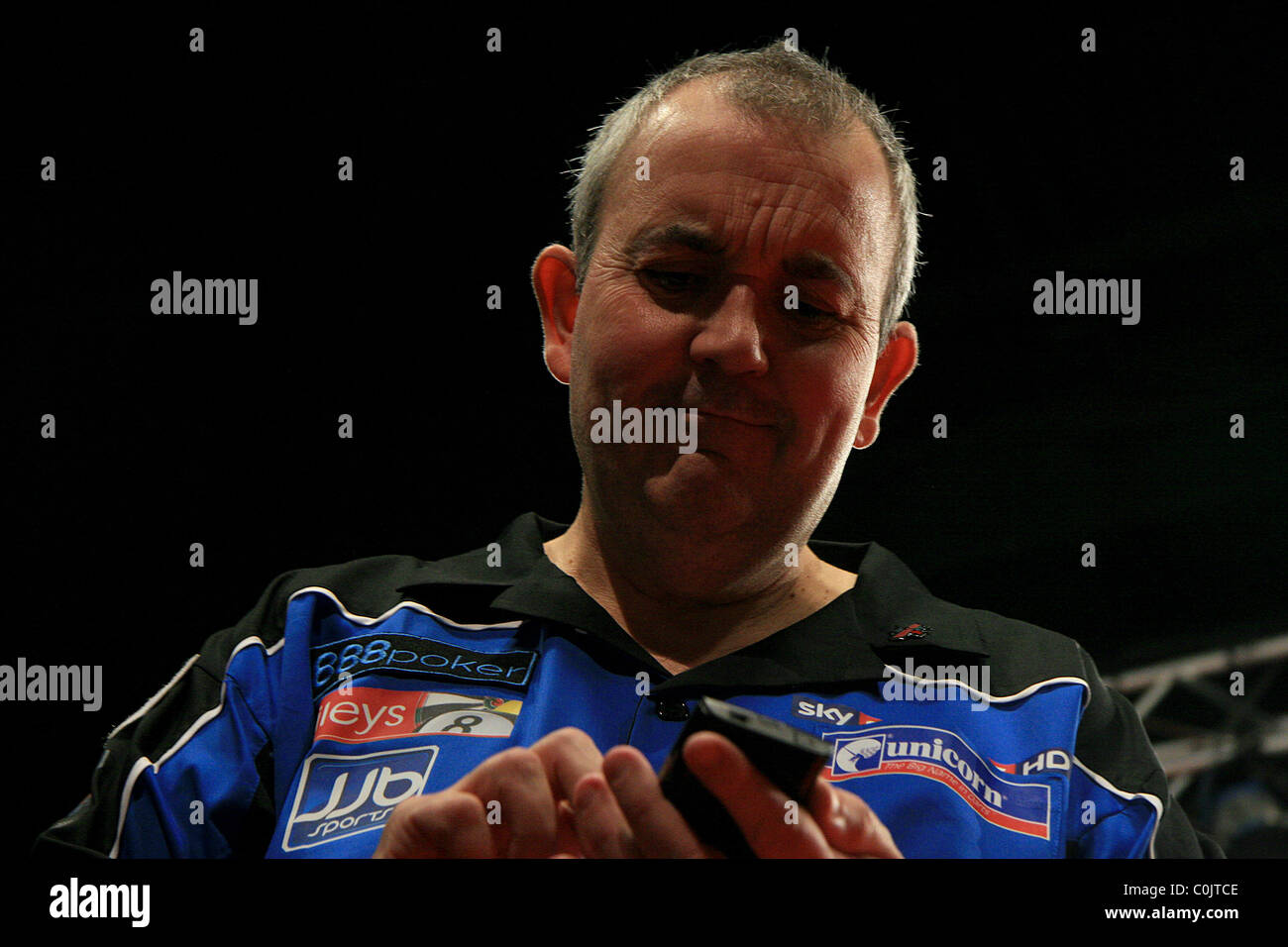 La 'puissance' Phil Taylor en action contre Terry Jenkins à la Premier League Darts PDC de l'Odyssey Arena de Belfast Banque D'Images