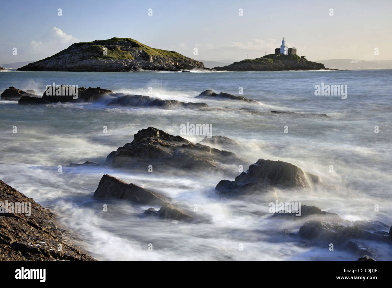 Mumbles Head, Gower, Galles du Sud obtenues à l'aide d'une vitesse d'obturation lente pour estomper les vagues Banque D'Images