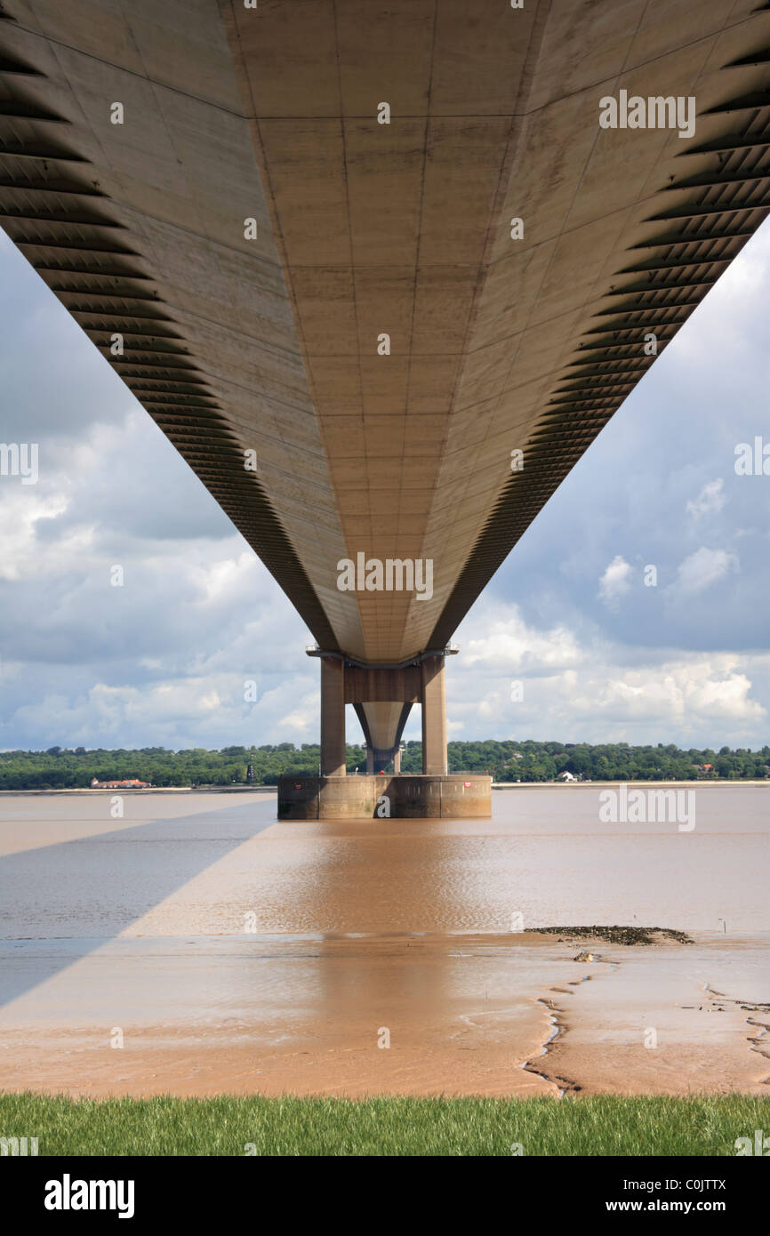 Sous le pont suspendu Humber Lincolnshire capturés à partir du côté de la Humber. Banque D'Images