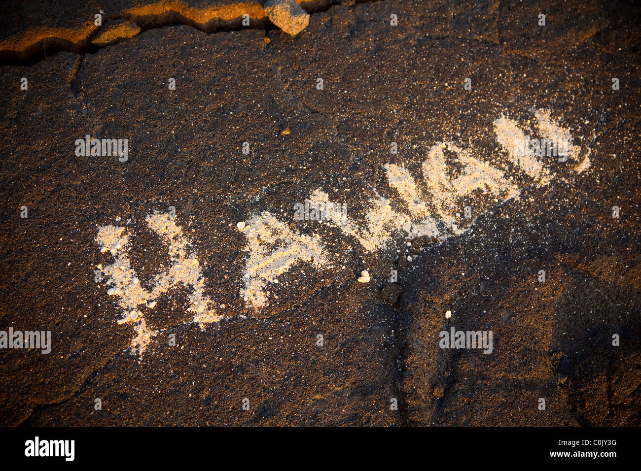 Hawaii sign in sable sur la pierre de lave, Makalawena Beach, Kekaha Kai State Park, Kona, Île d'Hawaï, Hawaï Banque D'Images
