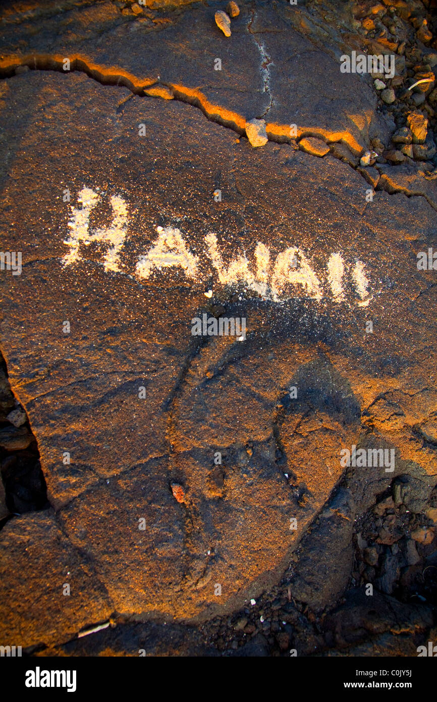 Hawaii sign in sable sur la pierre de lave, Makalawena Beach, Kekaha Kai State Park, Kona, Île d'Hawaï, Hawaï Banque D'Images