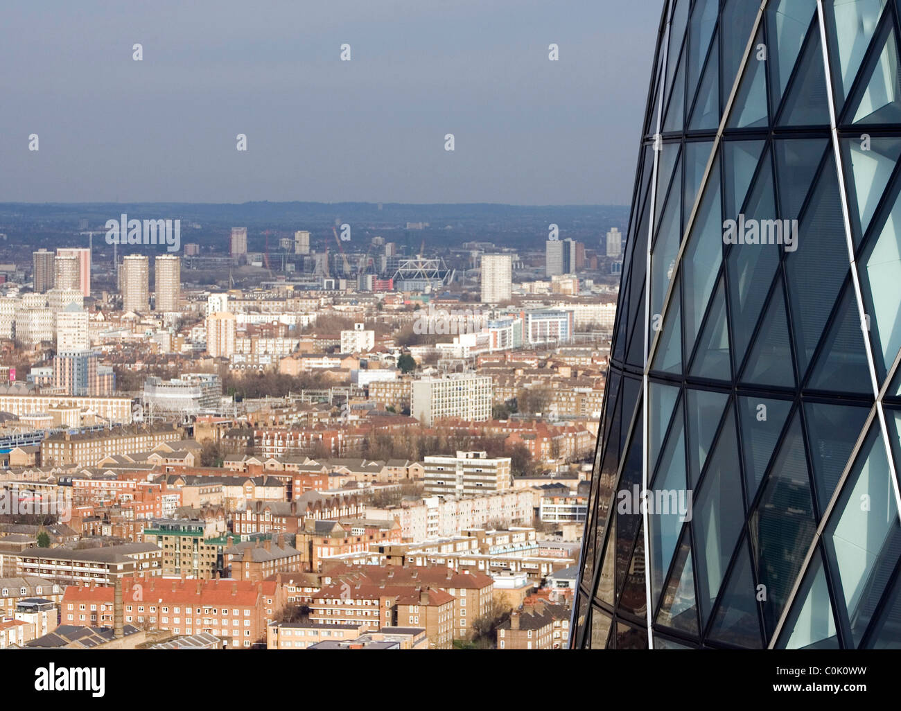 Vue de l'Est de Londres et les Jeux olympiques avec le Gherkin, site ou bâtiment Swiss Re, dans l'avant-plan Banque D'Images