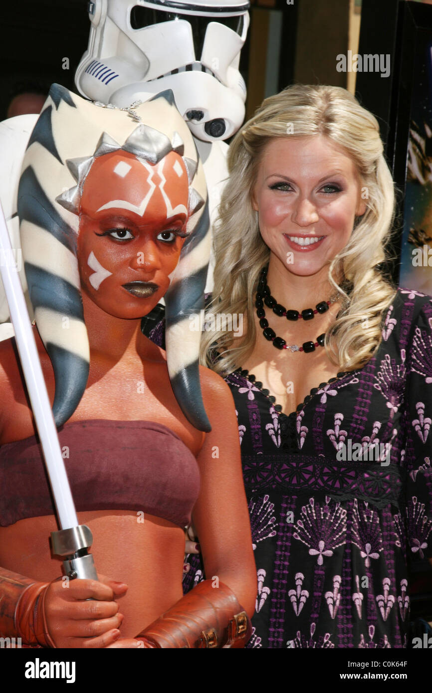 Ahsoka Tano avec Ashley Eckstein qui voix le caractère 'Star Wars : The Clone Wars' premiere à l'Egyptian Theatre - Banque D'Images