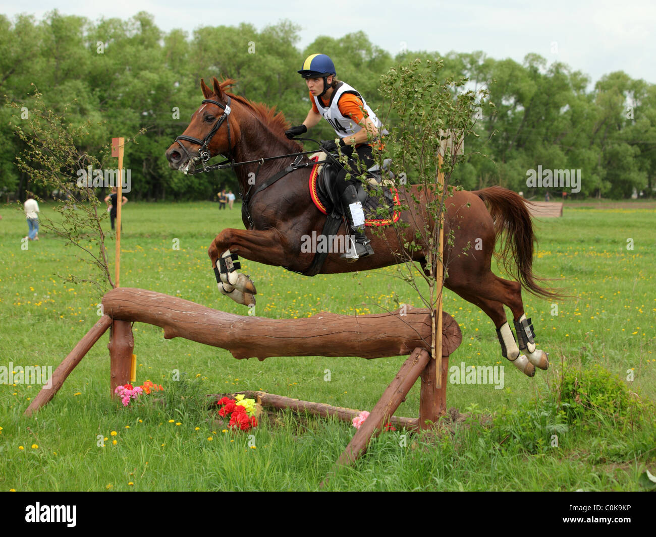 Cavaliers participer dans un concours de saut Banque D'Images