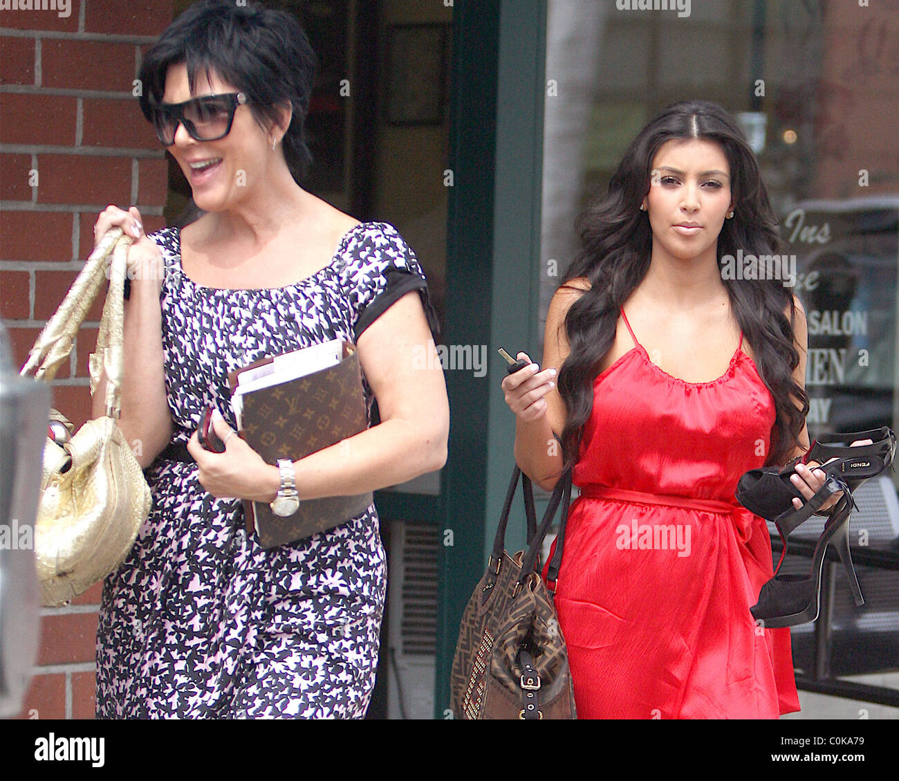 Kim Kardashian et sa mère Kris Jenner quitter un salon de beauté à Beverly  Hills Los Angeles, Californie - 13.08.08 /Apega/Agent47 Photo Stock - Alamy