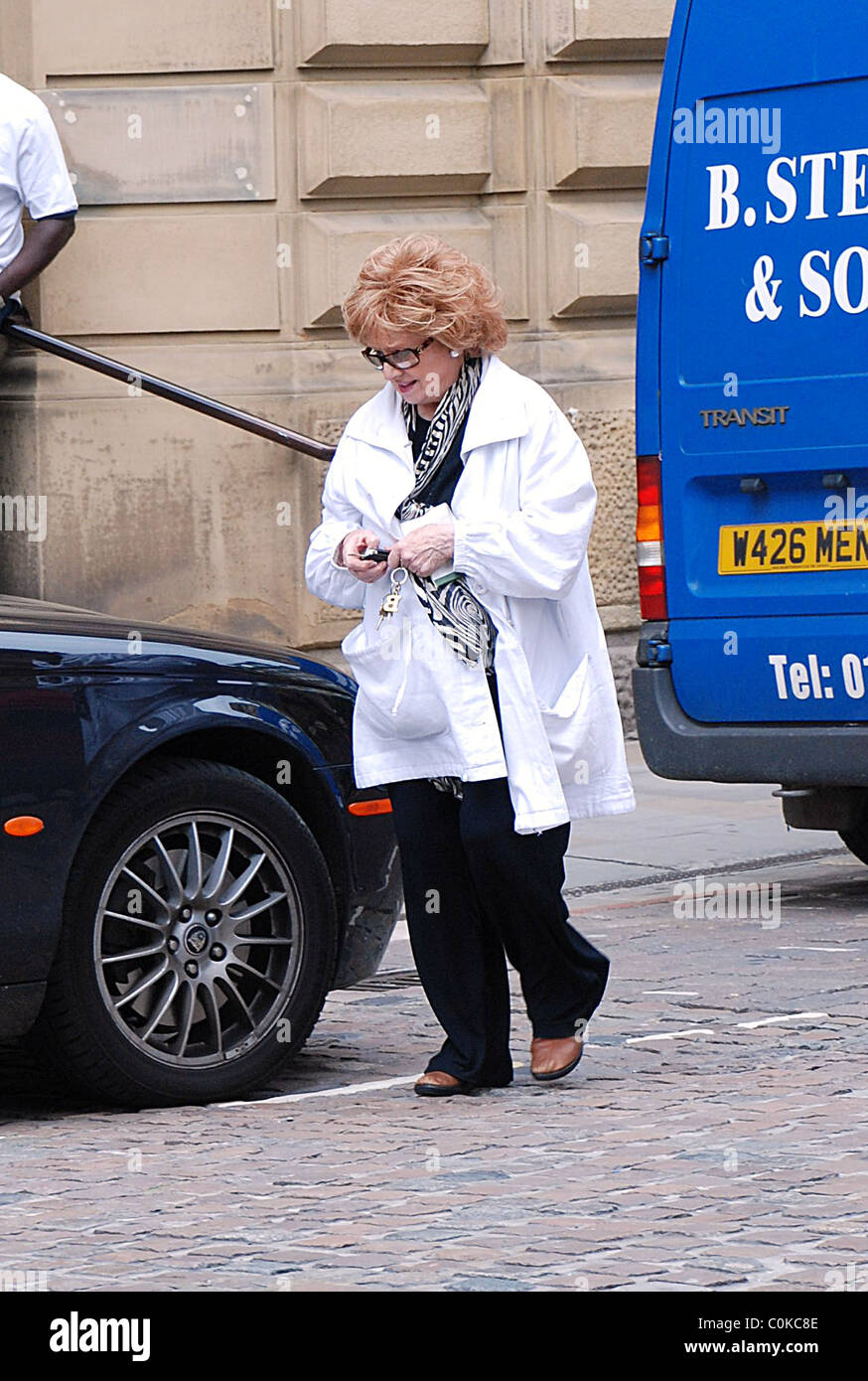 Barbara Knox qui joue Rita Sullivan en feuilleton britannique Coronation Street laissant une banque Manchester, Angleterre - 01.08.08 Banque D'Images