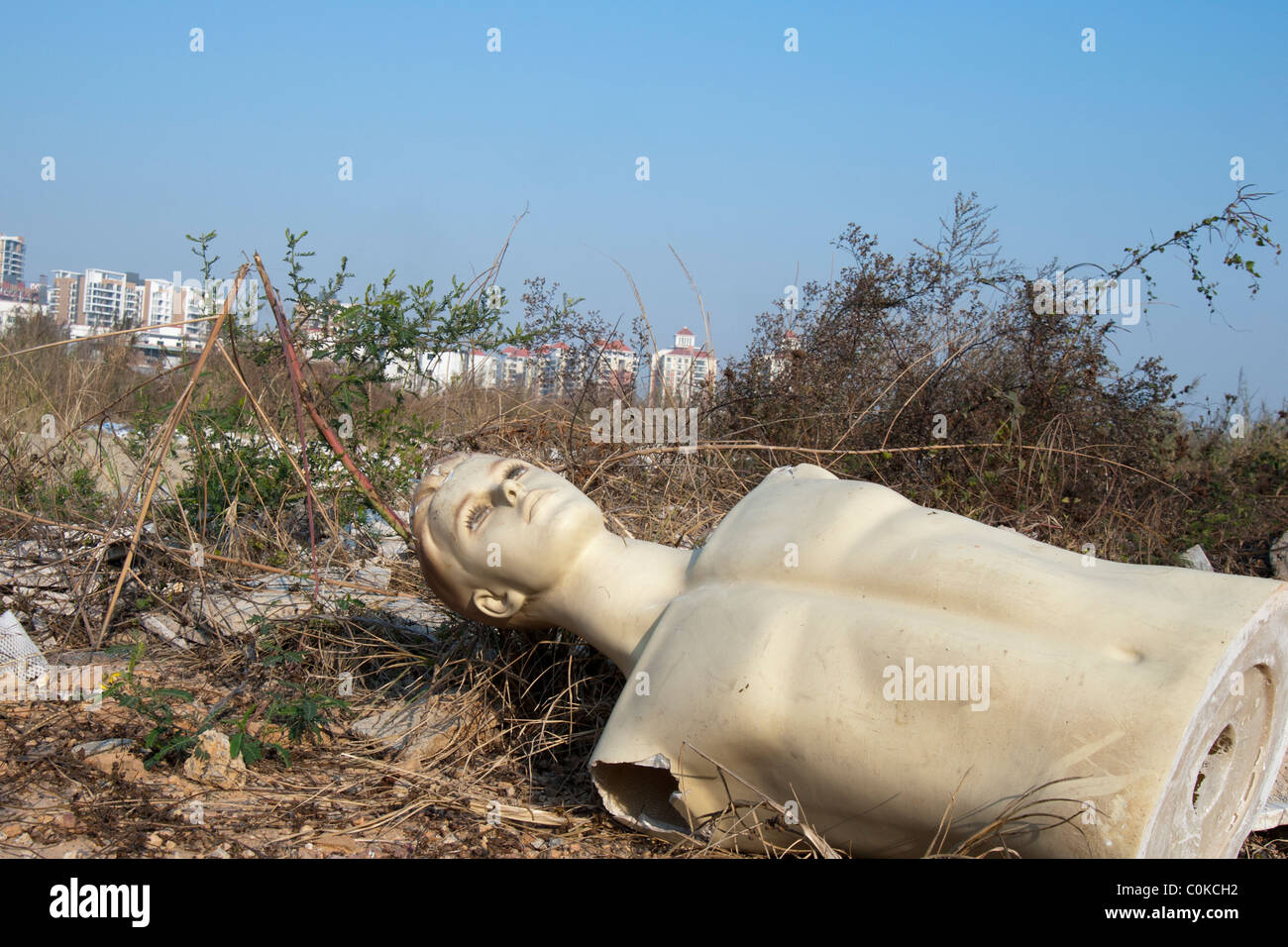 Située entre le mannequin détritus sur le sol, avec de nouveaux bâtiments derrière, Dongguan Banque D'Images