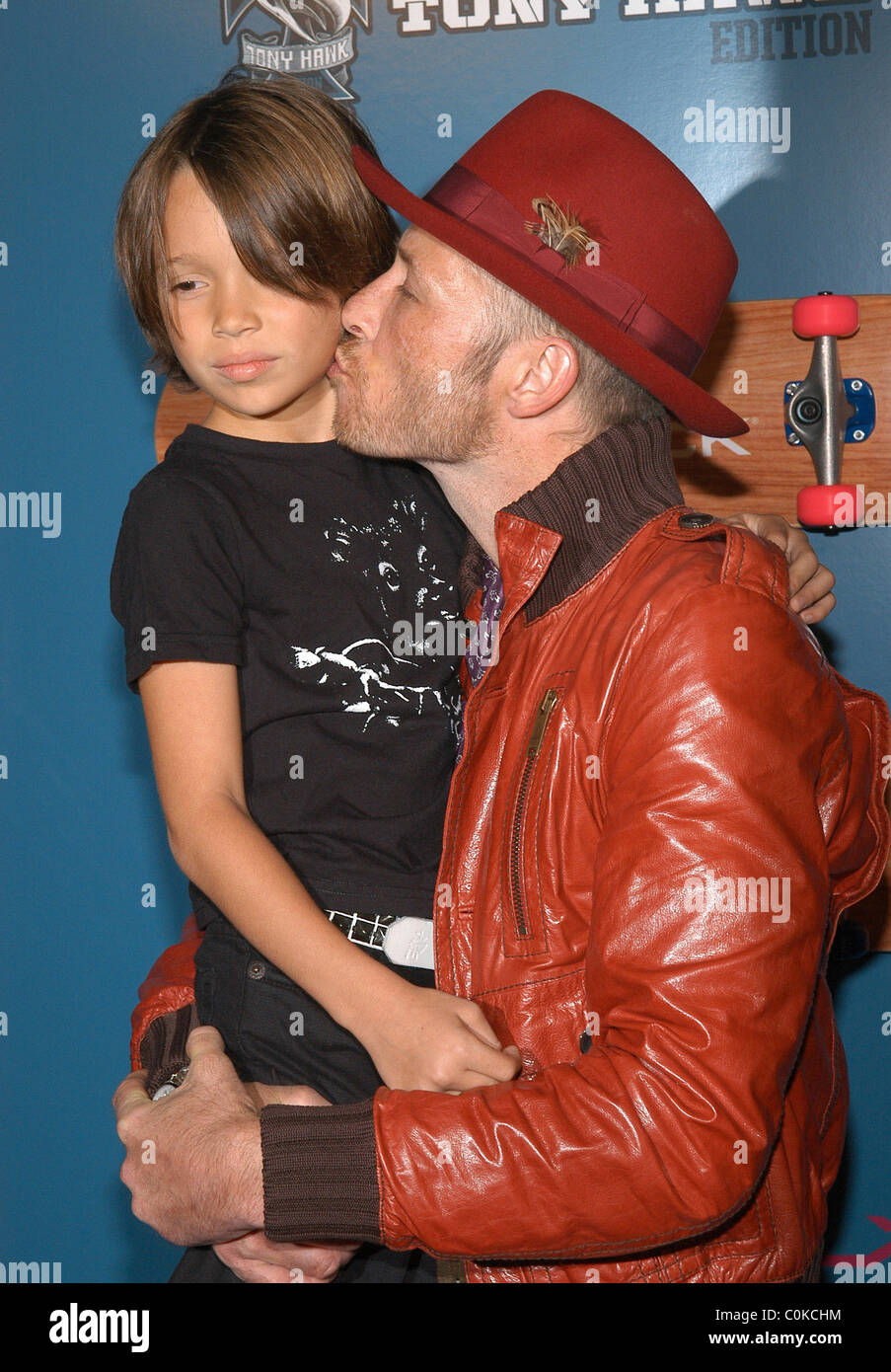 Scott Weiland et fils Noé La Fête de lancement de la T-mobile Sidekick LX Tony Hawk Edition - Arrivées Hollywood, Californie - Banque D'Images