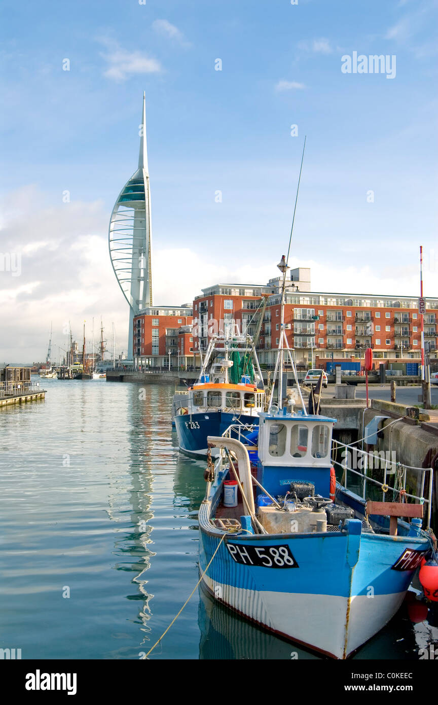 Des bateaux de pêche à Portsmouth Harbour avec la tour Spinnaker dans l'arrière-plan, Hampshire, England, UK. Banque D'Images