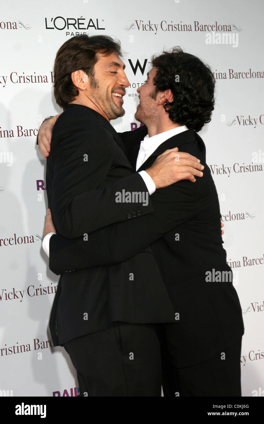 Javier Bardem et Chris Messina arrivant à l'hôtel la première de 'Vicky Cristina Barcelona' au Village Theatre à Westwood, Banque D'Images